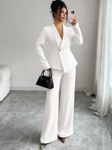 Tailleur blanc deux pièces pour femme avec blazer cintré et pantalon large taille haute