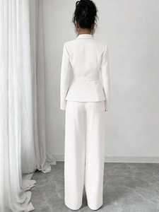 Ensemble tailleur blanc élégant pour femme avec blazer et pantalon large vu de l'arrière