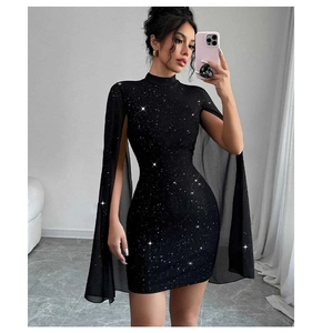 Details des eleganten schwarzen Etuikleids mit glitzernden Pailletten und transparentem Cape