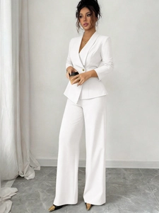 Ensemble blanc élégant deux pièces pour femme avec blazer cintré et pantalon large