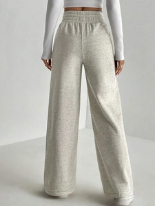 Vue arrière détaillée du pantalon gris à taille haute et jambes larges avec taille élastique