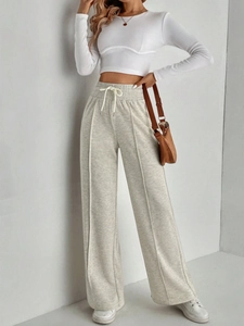 Détail du pantalon de jogging taille haute à jambe large avec cordon et couture avant