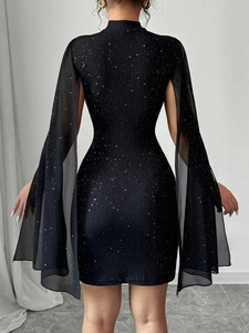 Elegantes schwarzes figurbetontes Kleid mit Pailletten und Cape-Ärmeln am Model