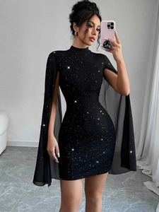 Elegantes schwarzes figurbetontes Kleid mit Glitzerdetails und durchsichtigen Umhangärmeln