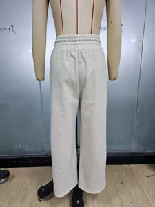 Gros plan sur un pantalon de jogging large avoine avec taille haute élastique en coton doux