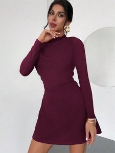 Elegantes, eng anliegendes langärmeliges Minikleid in Weinrot mit Stehkragen für Damen