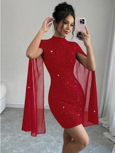 Detail von rotem figurbetontem Kleid mit Umhangärmeln und glitzernden Pailletten