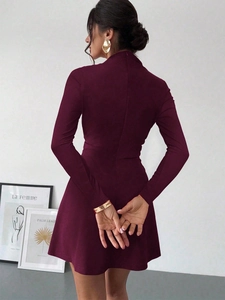 Eng anliegendes A-Linien-Kleid in Dunkelviolett mit langen Ärmeln und Stehkragen