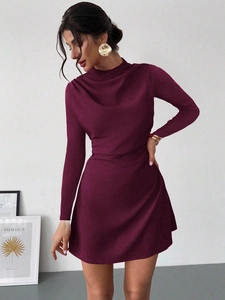 Elegantes burgunderrotes Langarm-Minikleid mit Wasserfallausschnitt und schmaler A-Linie