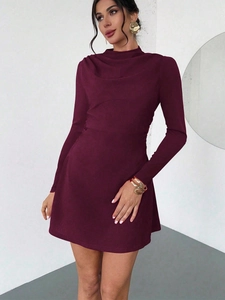 Eng anliegendes weinrotes Langarm-Minikleid mit Wasserfallkragen und dehnbarem A-Linien-Rock