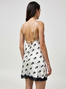 Détail d'une robe de nuit blanche en satin avec cœurs noirs et bordure en dentelle noire