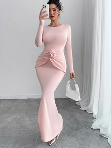 Robe en tricot rose à manches longues, coupe ajustée avec rose 3D et ourlet sirène