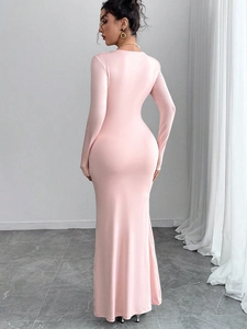Robe maxi en maille rose pâle ajustée à manches longues avec silhouette élégante