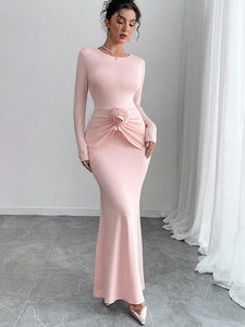 Robe de soirée moulante rose à manches longues avec rose 3D et jupe sirène élégante
