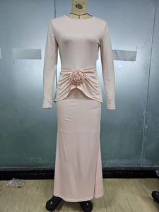 Robe moulante en maille à manches longues rose avec détail rose 3D sur un mannequin de vitrine