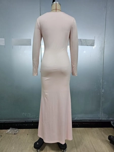 Vue arrière d'une robe longue ajustée rose montrant la silhouette en maille à manches