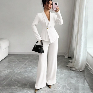 Tailleur blanc élégant deux pièces avec blazer cintré et pantalon large pour femme