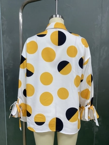 Vue détaillée du poignet d'une chemise à pois avec cordon de serrage et tissu léger
