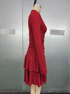 Dettaglio della vita arricciata e dell'orlo a balze su questo abito aderente