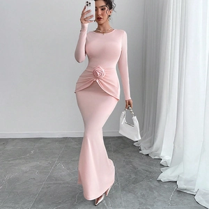 Robe longue en tricot rose à manches longues avec rose à la taille et coupe sirène