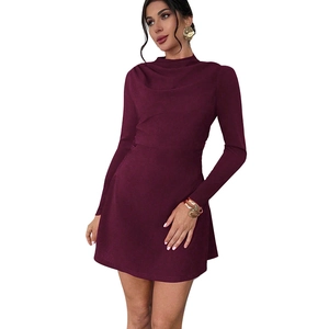 Elegantes weinrotes A-Linien-Kleid mit langen Ärmeln, Rollkragen und schmaler Passform