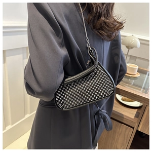 Détail du sac bandoulière croissant noir avec strass argentés et chaîne en métal