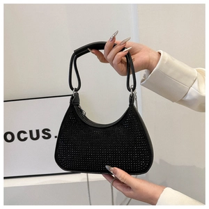 Détail du sac croissant en strass noirs avec chaîne argentée et poignée