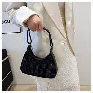 Détail du sac croissant en strass noirs avec chaîne argentée et poignée en cuir