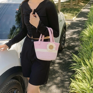 Borsa tote intrecciata rosa e bianca con decorazione a margherita e manico per donna