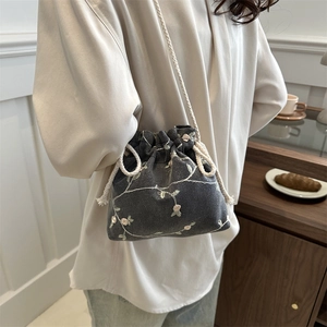 Mini borsa a secchiello ricamata a fiori con coulisse e tracolla in corda bianca intrecciata