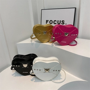 Sac à bandoulière tendance en forme de cœur avec clous rivetés et finition brillante