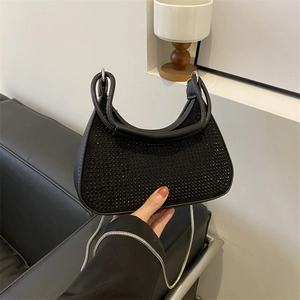 Sac hobo croissant en strass noirs avec bandoulière chaîne et poignée élégante
