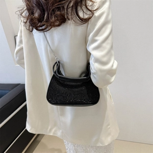 Sac sous le bras croissant noir orné de strass avec bandoulière chaîne argentée