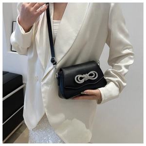 Sac à bandoulière noir tendance orné d'un nœud étincelant en strass argentés élégants