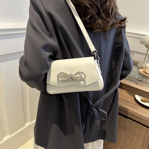 Sac à bandoulière blanc chic avec nœud en strass argentés et bandoulière en cuir