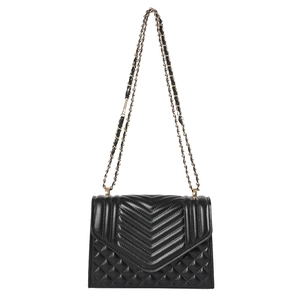 Sac bandoulière matelassé noir avec chaîne dorée et détails de coutures en chevron chic