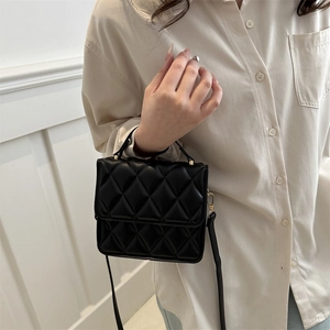 Sac à main matelassé noir classique avec poignée supérieure et bandoulière élégante