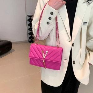 Rosarote Umhängetasche mit Chevron-Steppung, Gold-V-Beschlag und eleganter Quaste