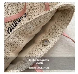 Détail du fermoir magnétique en métal sur le sac cabas en paille avec broderie Summer