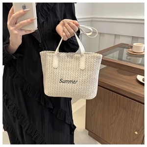 Détail du sac cabas en paille crème avec broderie Summer et anses en similicuir