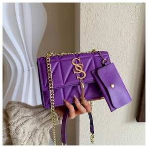 Détail du sac matelassé violet avec logo SSS doré et petit porte-monnaie assorti