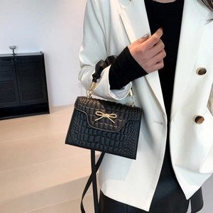 Sac carré noir à motif crocodile élégant avec fermoir papillon doré et poignée nuage
