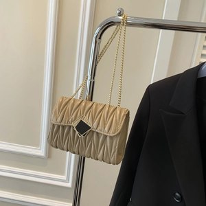 Sac bandoulière matelassé beige avec texture plissée et boucle métallique dorée