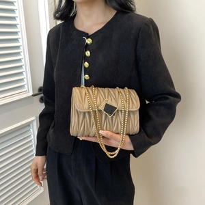 Sac bandoulière matelassé beige avec chaîne dorée et fermoir métallique élégant