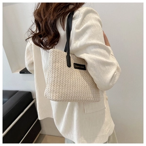 Vue détaillée du sac cabas en paille avoine avec étiquette Fashion & Bags et sangle