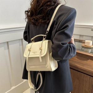 Cremefarbene Retro-Ledertasche für Damen vielseitig als Umhängetasche und Rucksack
