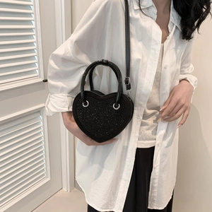 Borsa a mano alla moda a forma di cuore nero con dettagli in strass e tracolla