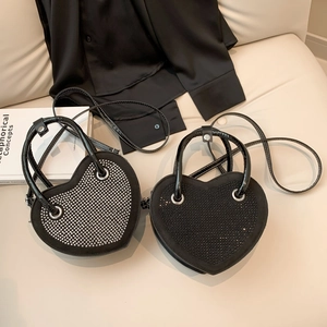 Elegante borsa a mano a forma di cuore con cristalli scintillanti e tracolla a catena