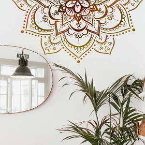 Detailliertes Boho-Mandala-Wandtattoo in Rot und Gold auf einer sauberen weißen Wand
