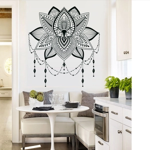 Detail eines schwarzen Lotus-Mandala-Wandtattoos mit feinen geometrischen Mustern auf Wand